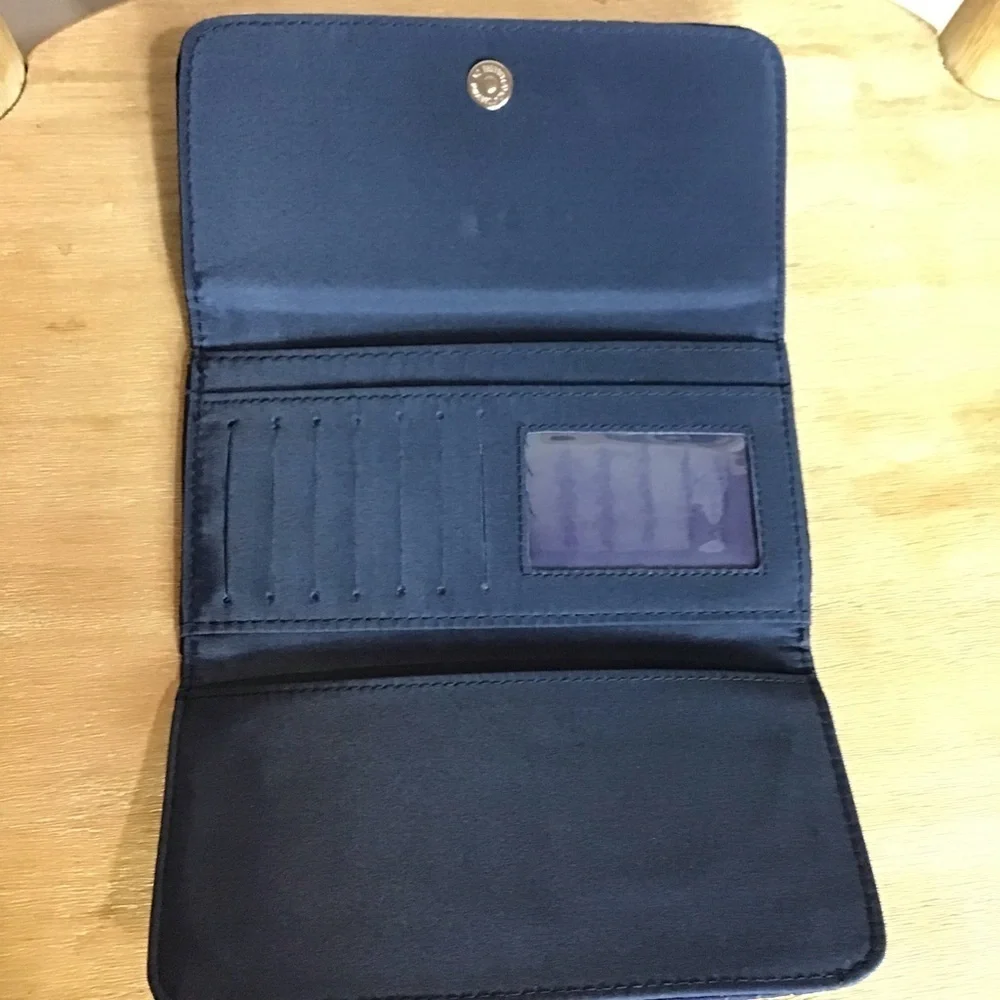Gameday Outfitters Womens Auburn University Athletic Mesh Foldover Flap Wallet